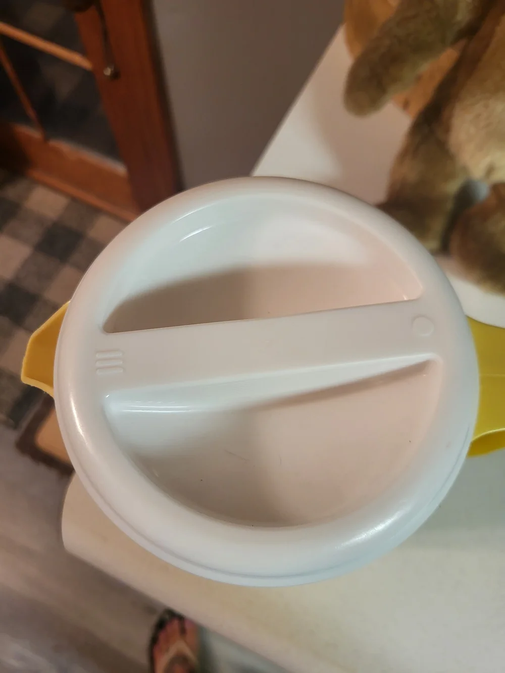 Vintage Rubbermaid Pitcher 2 1/4 Quart Yellow with White Lid J2445, 2129ML